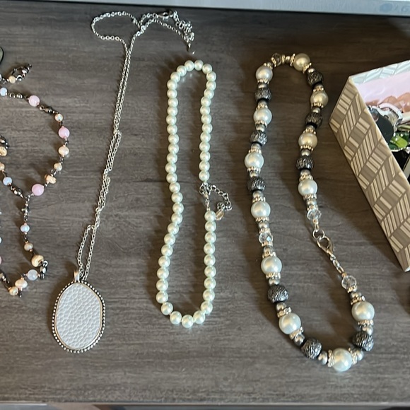 Bundle of 5+ necklaces, 2+ bracelets, 3+ earrings - Picture 2 of 5